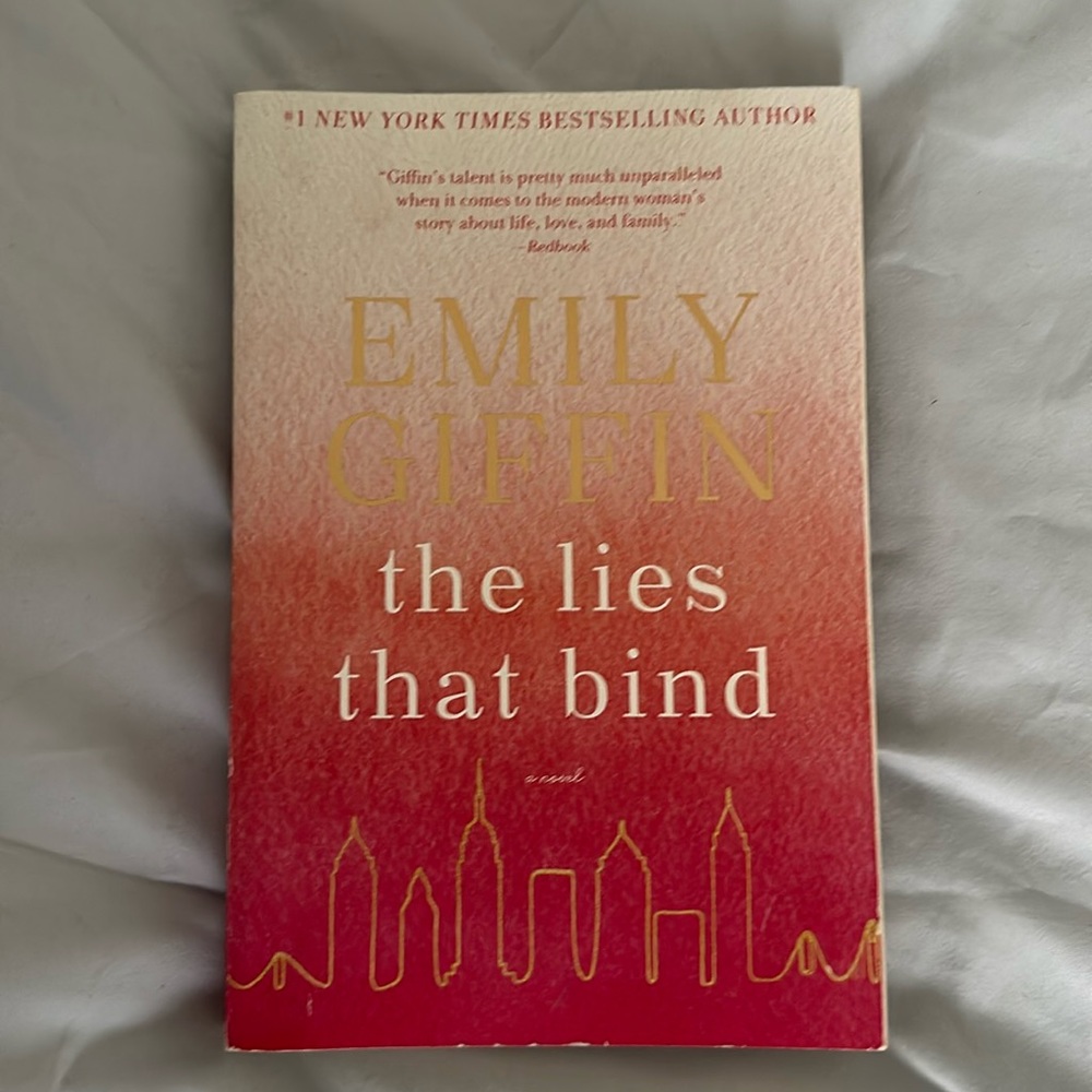 The Lies That Bind by Emily Giffin Book